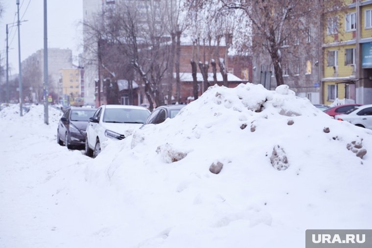 На улицах в Свердловском районе огромные кучи снега