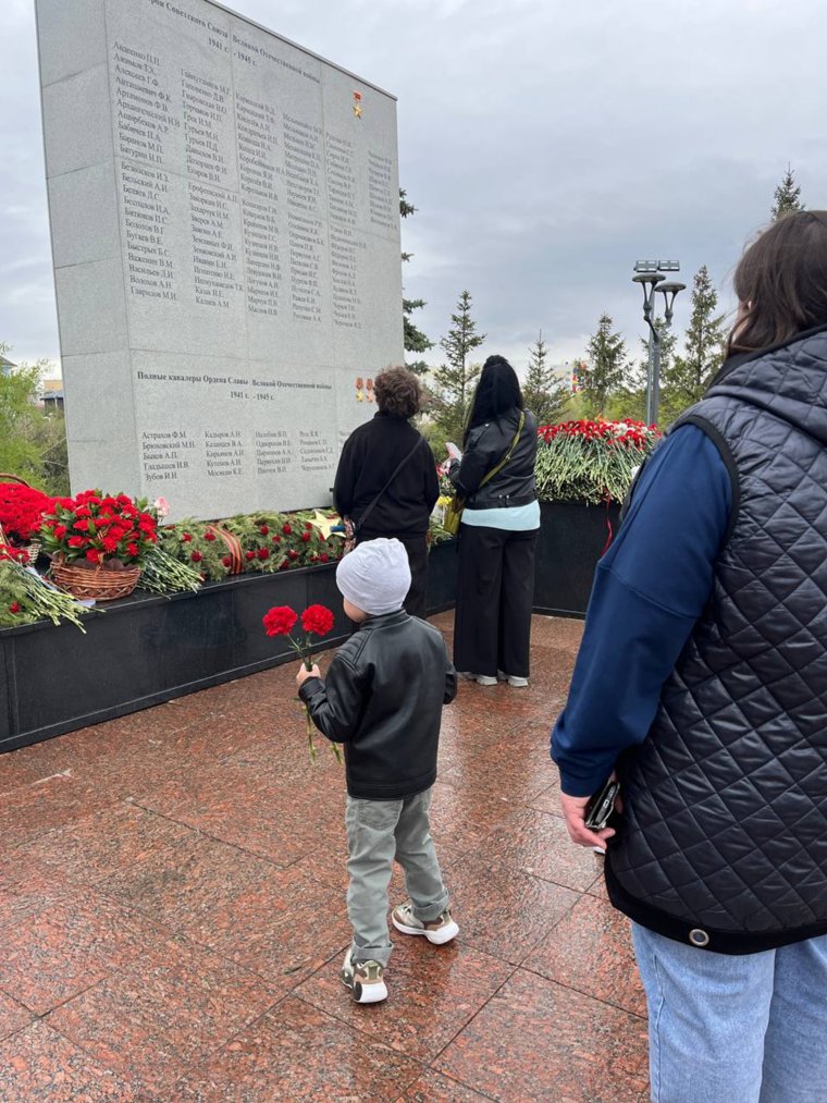 Тюменцы у мемориала на Исторической площади