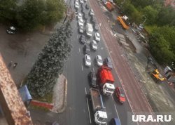 Челябинцы вечером в пятницу стоят в огромных пробках