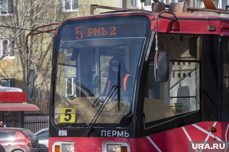 Более 20 трамваев встали в пробку на улице Петропавловской