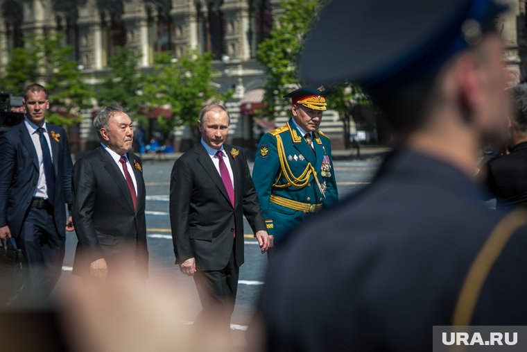Владимир Путин принимает участие в Параде Победы (архивное фото)