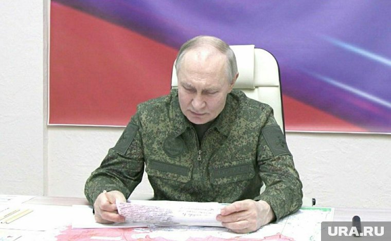 Владимир Путин надел военный камуфляж в ходе поездки в Курскую область