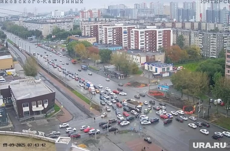 Пробка в Челябинске образовалась примерно в 7:30 утра
