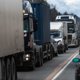Фурам с персиками не дают проехать в РФ: что происходит на «Верхнем Ларсе», где скопилась гигантская пробка