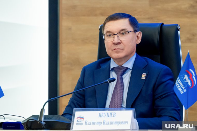 Секретарь генсовета ЕР Владимир Якушев прилетел в Курган на форум муниципальных депутатов