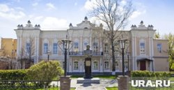 Возле здания установили памятник купцу Дмитрию Смолину