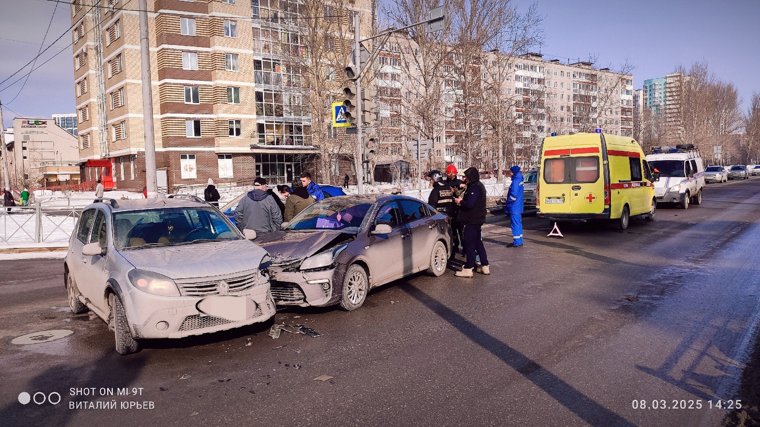 Одна иномарка снесла левое крыло другой