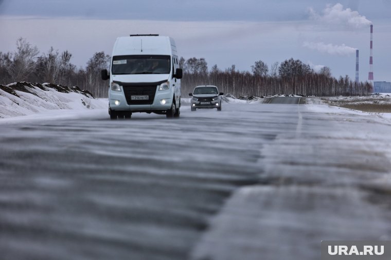 Полиция перекрыла дороги из-за метели в Югре