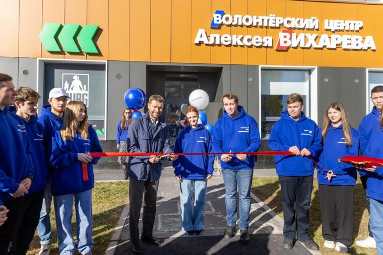 В день официального открытия нового офиса Алексей Вихарев символично перерезал красную ленточку