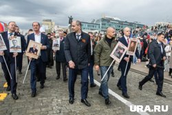 Свердловские VIP подняли портреты предков-ветеранов в 150-тысячной толпе. Фото