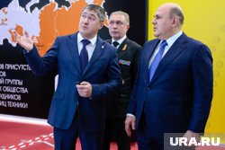 Год назад Махонин (слева) общался с Мишустиным (справа) на Транспортной неделе в Москве