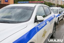 Патрульная машина проехалась по основным улицам города и площадях у торговых центров