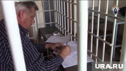 Александр Уфимцев знакомится с постановлением о привлечении в качестве обвиняемого по делу