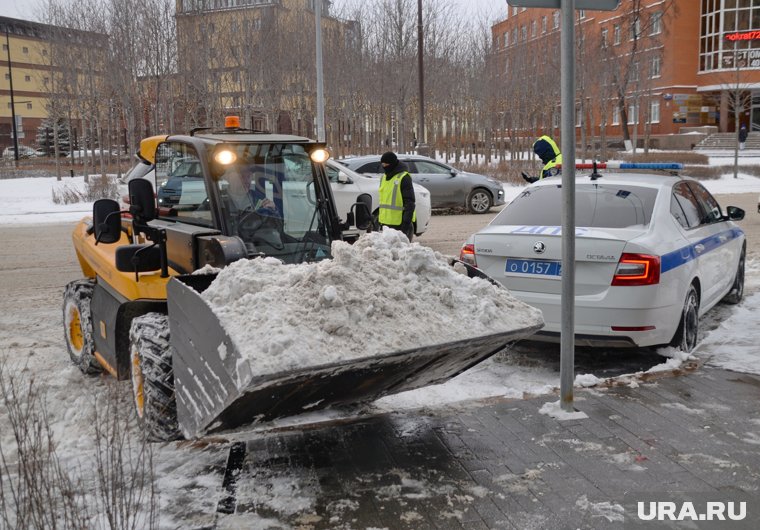 Полиция оштрафовала водителя трактора, перекрывшего дорогу для намаза