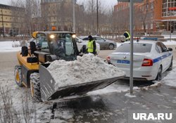 Полиция оштрафовала водителя трактора, перекрывшего дорогу для намаза