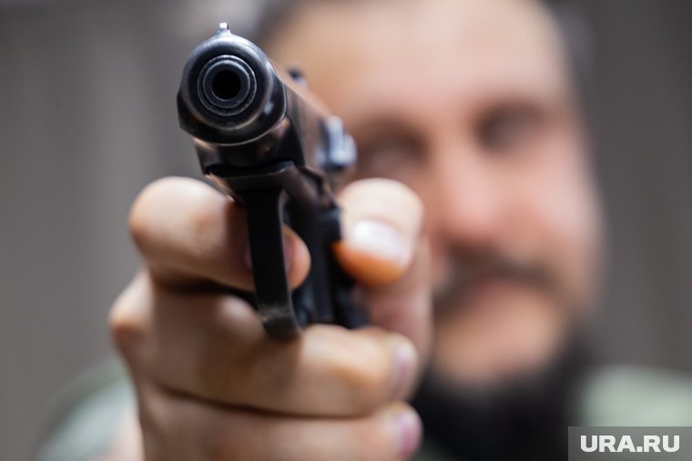 Мужчина начал беспорядочно стрелять по людям