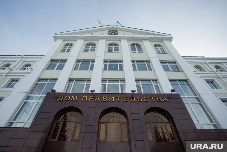 Знамя Победы установили на здании правительства ХМАО в честь памятной даты