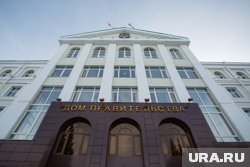 Знамя Победы установили на здании правительства ХМАО в честь памятной даты