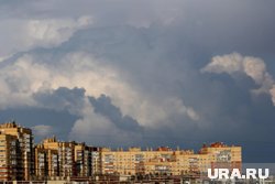 Мрачная грозовая туча накрыла Челябинск 