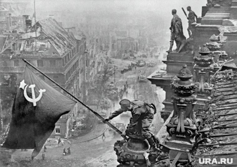 Великая Отечественная война 1941-1945 годов. Знамя Победы над рейхстагом в Берлине.