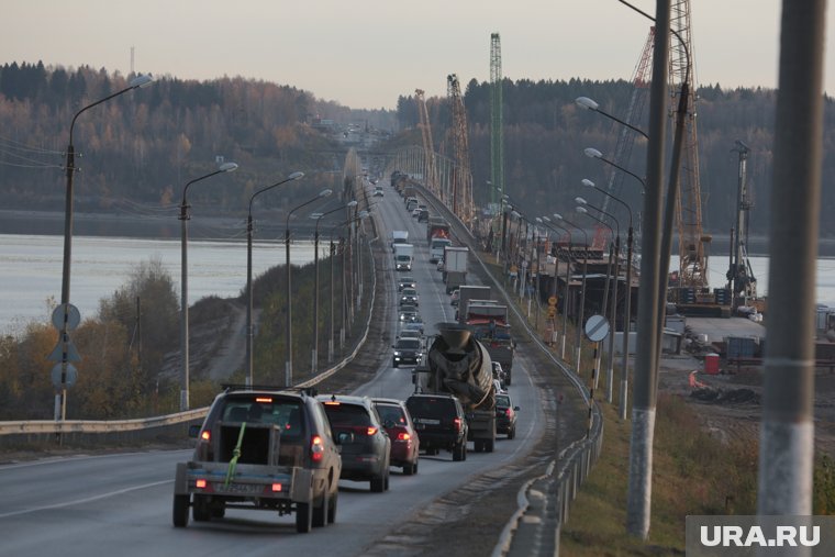 Водители много лет ждут полноценной работы моста через Чусовую