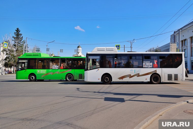 Автобусы с трудом пробираются по затопленным участкам улиц в Кургане
