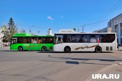 Автобусы с трудом пробираются по затопленным участкам улиц в Кургане
