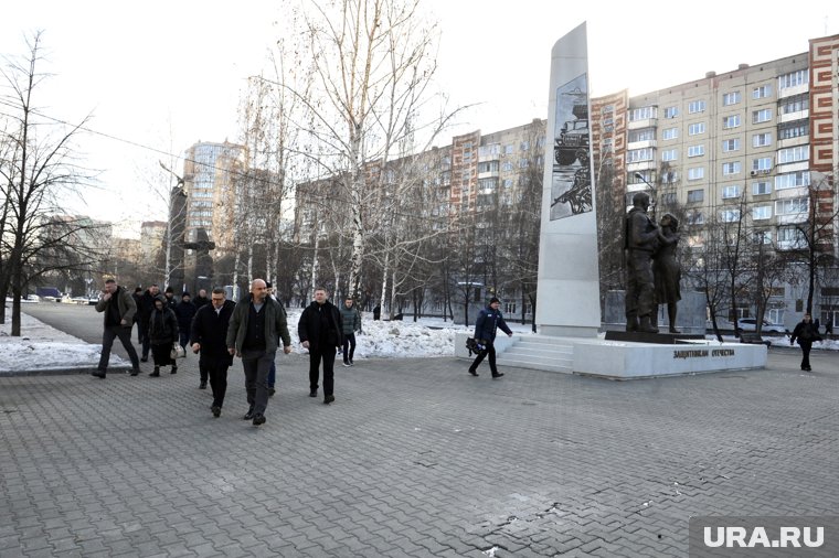 Жога посетил памятник в завершении объезда по Челябинску