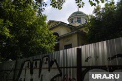 Забор у Дома Малахова установлен давно, напомнили рабочие 