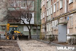 Жители пожаловались губернатору на состояние двора во время прямого эфира