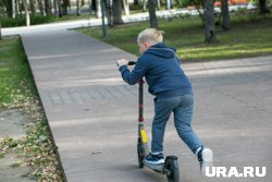 Ребенок катался на самокате во дворе жилого дома