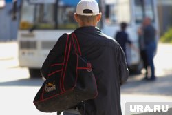 Мужчина ушел из дома с черной сумкой