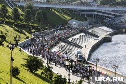 Выпускники собрались на набережной Тюмени