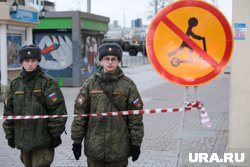 За порядком следят военнослужащие и полицейские