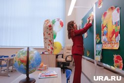 Учителям можно дарить подарки до трех тысяч рублей, напомнила депутат Буцкая