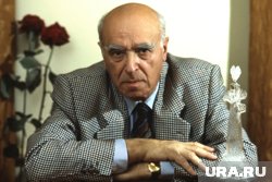 В 1944 году, несмотря на пережитое на фронте, Этуш смог вернуться к своей мечте — актерскому искусству