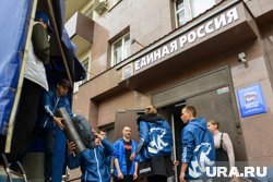 «Единая Россия» передала российским военным необходимое вооружение