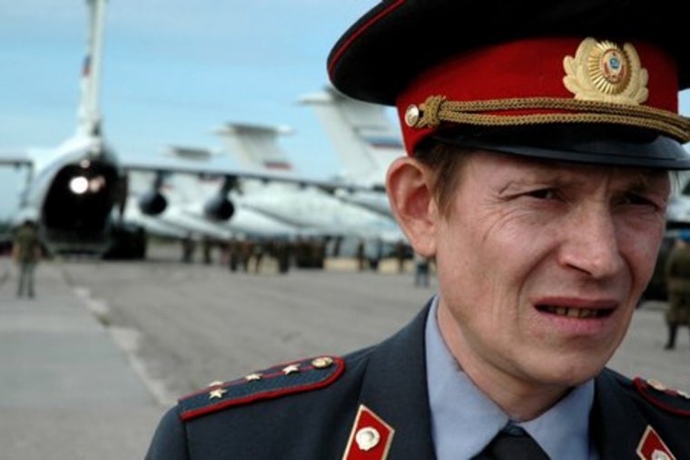 «Груз 200» рассказывает о событиях, происходящих в маленьком провинциальном городке в СССР в 1984 году