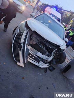 Автомобили получили серьезные повреждения, на месте работают экстренные службы