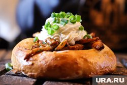 Шеф-повар Евгений Михайлов активно продвигает уральскую кухню, в ее числе - шанежки (архивное фото)