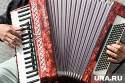 На аккордеоне девушка исполняет музыку разных жанров 