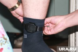 Браслет надевается для отслеживания геолокации заключенного под домашний арест