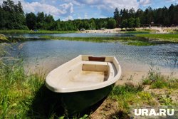 Водитель перевозил пассажиров на крыше в лодке