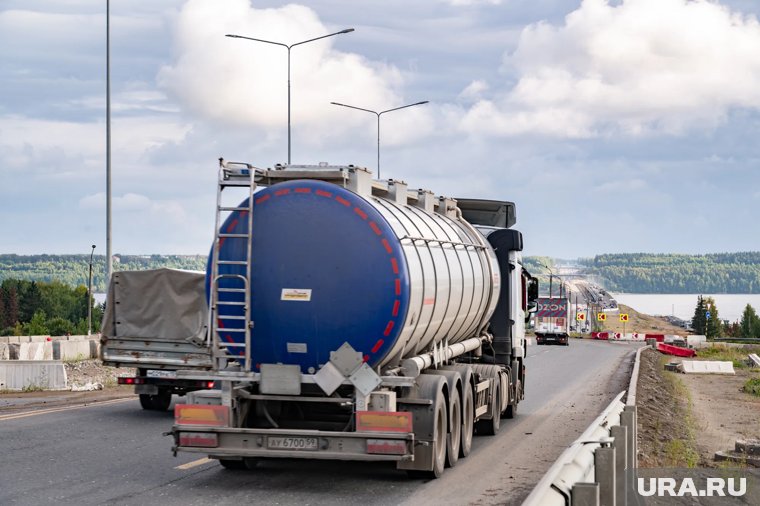 Водитель опрокинул битумовоз на газовую трубу