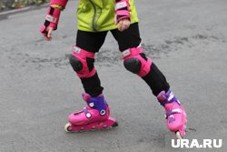 На этом участке дети катаются на роликах, досках и велосипедах