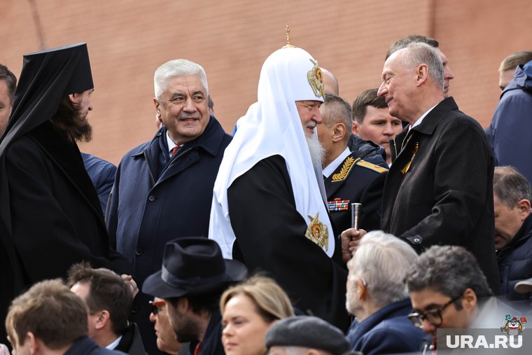 Патриарх Кирилл сегодня был рядом с помощником президента Николаем Патрушевым и главой МВД Владимиром Колокольцевым