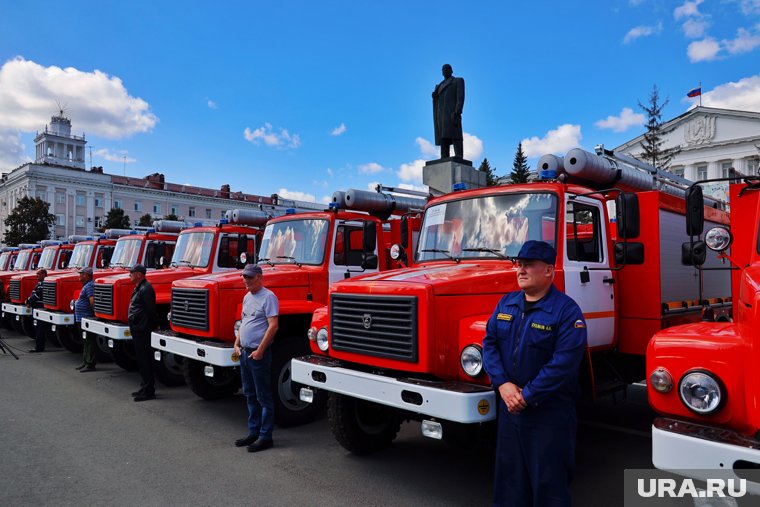 Губернатор Шумков вручил ключи от десятков новых пожарных машин