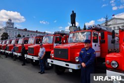 Губернатор Шумков вручил ключи от десятков новых пожарных машин