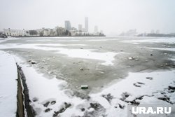 Дети стучали ногами по льду, чтоб проверить его прочность