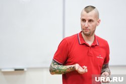 Уехавший на СВО свердловский политтехнолог сделал подарок курганскому снайперу